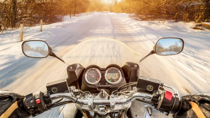 Небезпеки зимової дороги для мотоцикліста